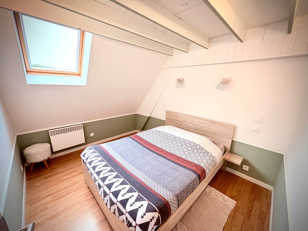 Bedroom 2:
One double bed (140 x 190).
* beds made on arrival *