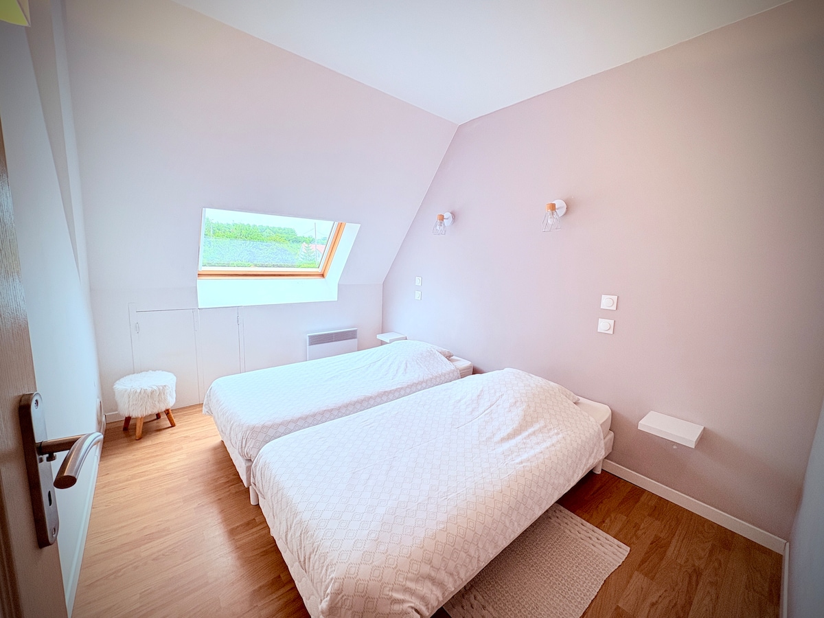 Bedroom 1 :
2 twin beds (90x190) that can be attached. 
* beds made on arrival *