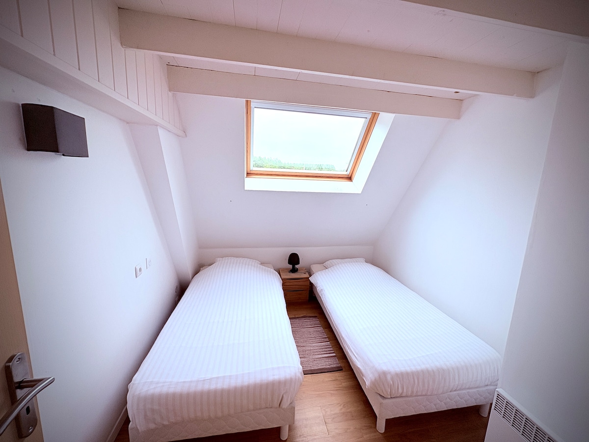 Bedroom 3  :
2 twin beds (90 x 190) that can be attached. 
* beds made on arrival *