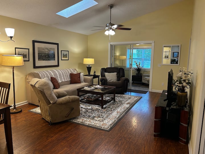 两张舒适的躺椅、一张全功能沙发和大屏幕电视