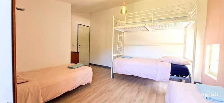 2ème étage / Chambre 4 lits simples