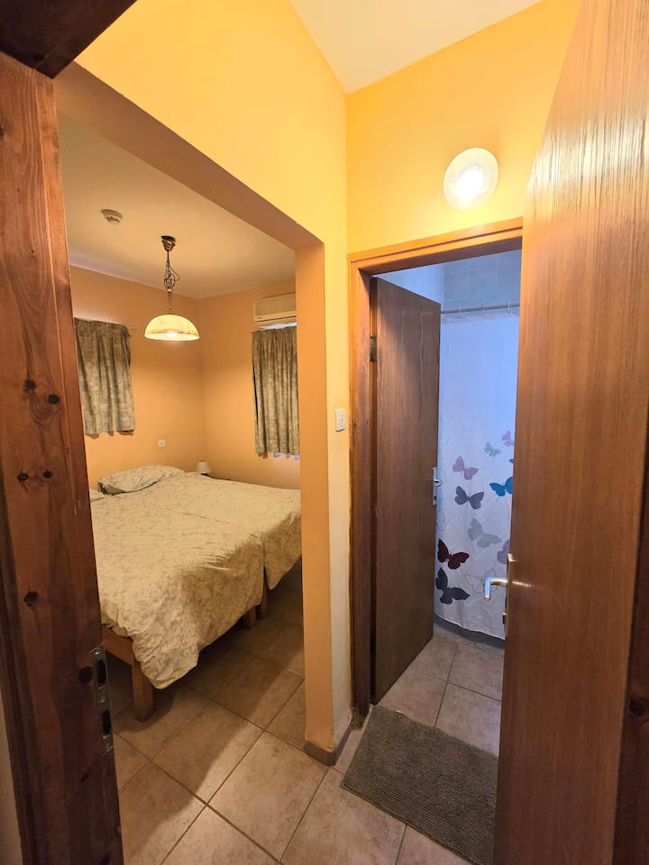 Egy hálószoba saját zuhanyzóval és WC-vel. 
A lakóegység összesen két hálószobát tartalmaz, mindegyikben zuhanyzóval és vécével