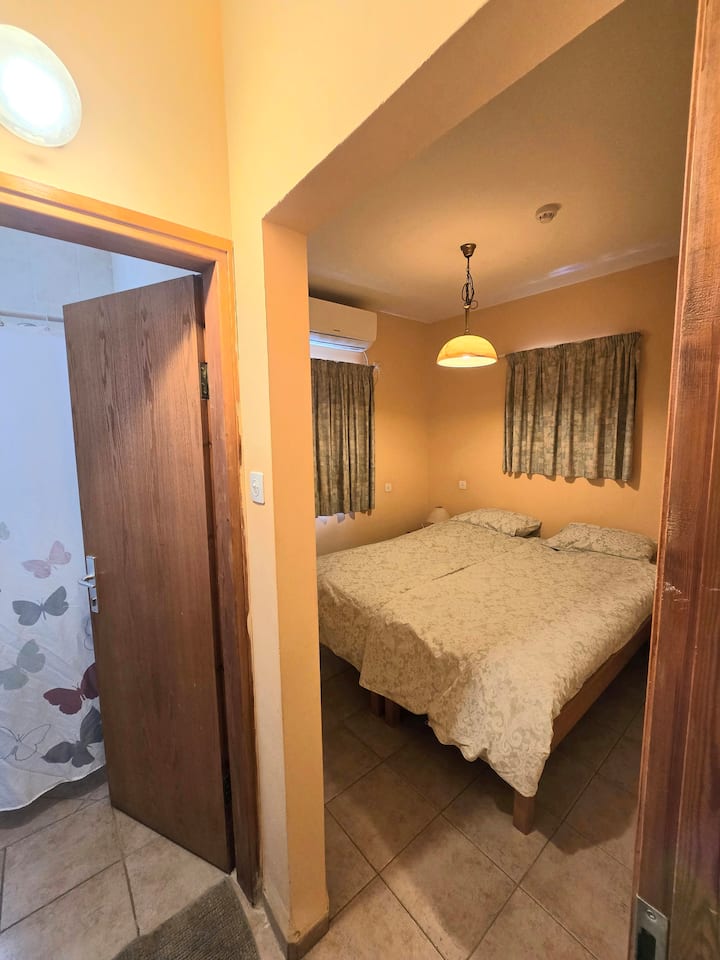 Második hálószoba zuhanyzóval és saját WC-vel. 
A lakóegység összesen két hálószobából áll, mindegyikben zuhanyzóval és vécével.