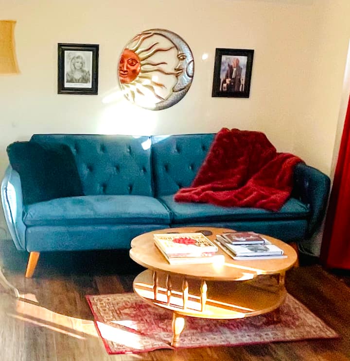 Uživajte u svom novom, iznimno mekom kauču od memorijske pjene. Otvara se u krevet i u kojem može udobno spavati jedna odrasla osoba.