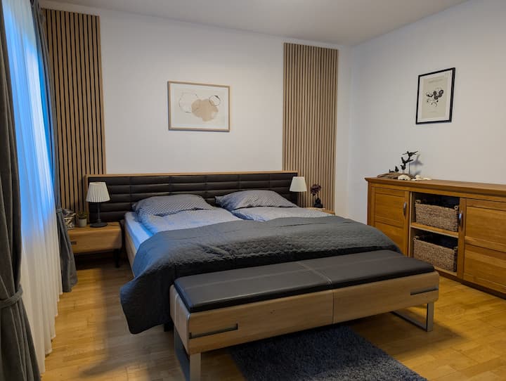 غرفة نوم كبيرة في الطابق السفلي معاد تصميمها