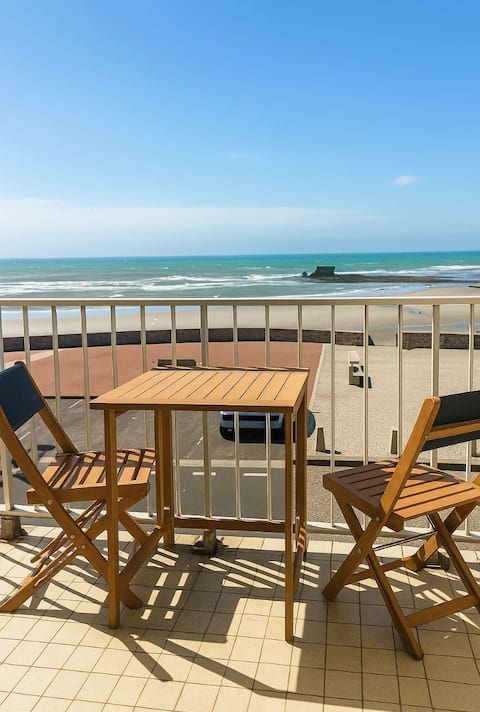 Top Airbnb: Window overlooking the sea. 4-star apartment. Balcony... in Le Portel