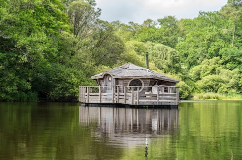 The unusual in a floating cabin, Moulin de Trévelo
