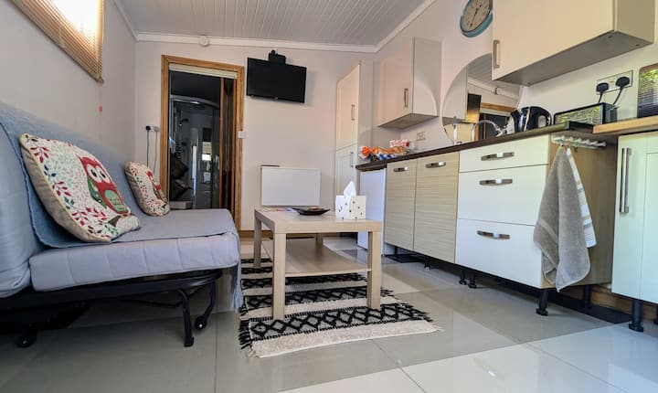 Charming Garden Studio Near City + Breakfast - Cardiff