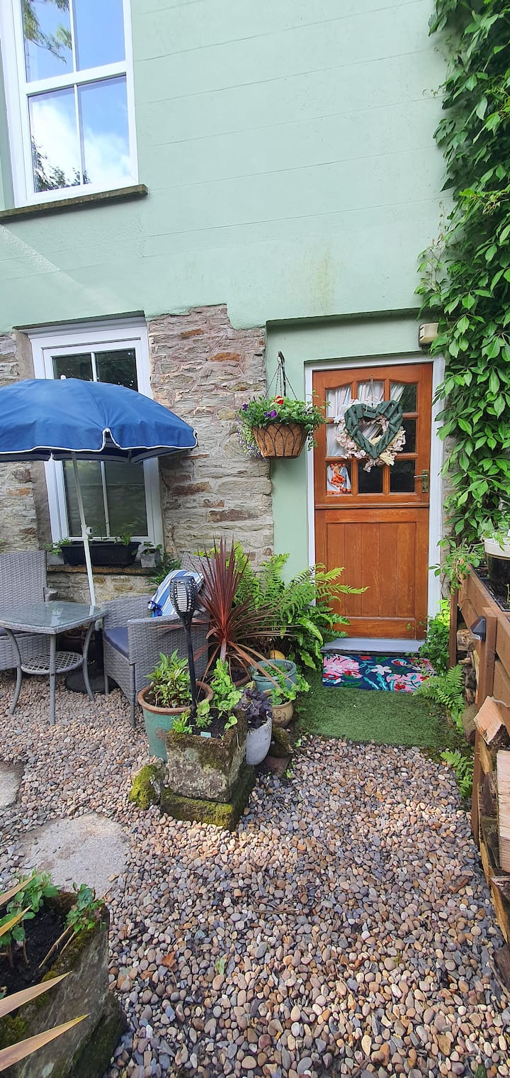 Cosy Cottage With Hot Tub. Sleeps 2 Adults+ 2 Kids