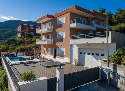 Private Pool, Magnificent View & 3 A/C Bedrooms