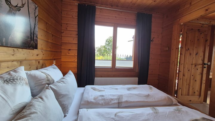 Das 160er Bett im zweiten Schlafzimmer, Aussicht auf die Alpen, Einbauschrank