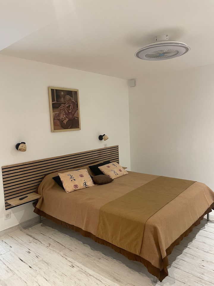 Დიდი საძინებლის თეთრეული 160 სმ ცალკე სააბაზანოთი და გასახდელით