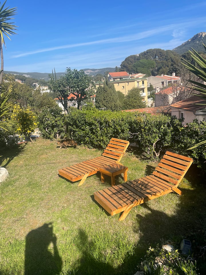 Ბინის და დაფარული ტერასის წინ, ლიმონის ხეების გვერდით მდებარე დასასვენებელი სივრცე 