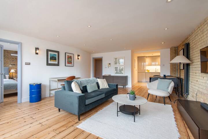 Spacious, Stylish Warehouse Conversion-Shoreditch