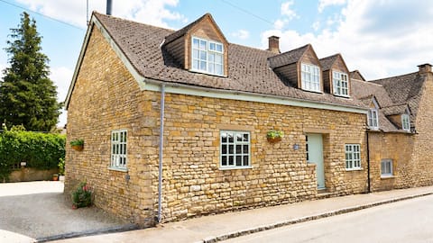 Teagles Cottage, Stow-on-the-Wold, EV Charger