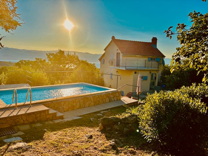 Comfort in quiet relaxing location, garden & pool
