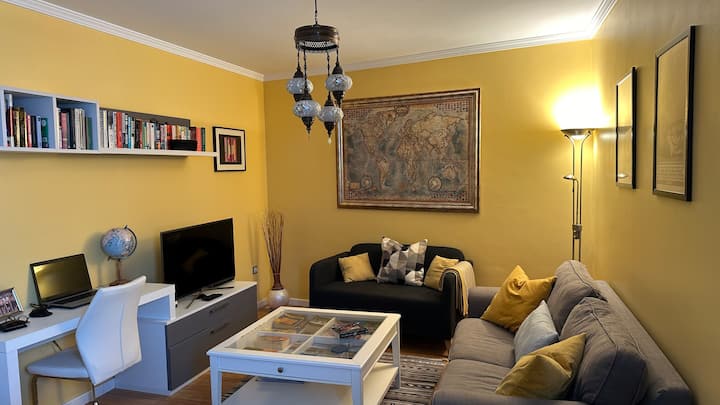 Sofá cama, sofá cama de 2 asientos, escritorio y espacio de trabajo, mesa de centro, iluminación suave 
