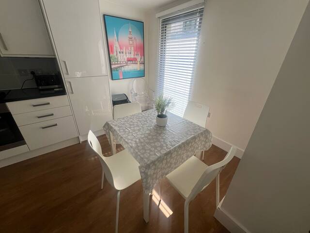 Hyde Park 2 bed 2 bath gallery image 3