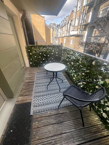 Hyde Park 2 bed 2 bath gallery image 2