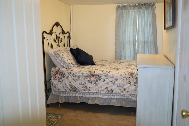 kitanda cha shaba cha zamani.