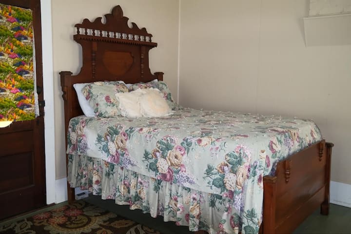 Kitanda kikubwa cha mbao cha nyuma cha nyuma. Kitanda hiki kiko juu kwenye ghorofa ili kiwe sahihi kihistoria.