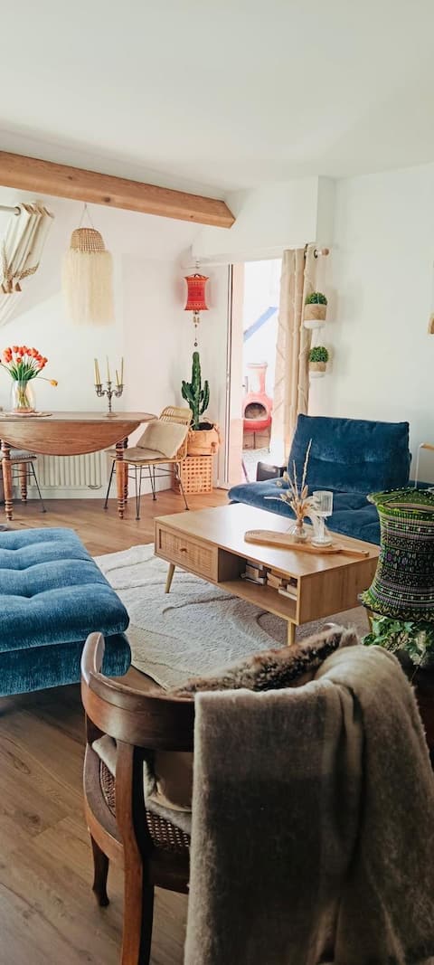 Successful Airbnb property: Cozy, refurbished 1-bedroom apartment facing the ramparts + parking in Guérande