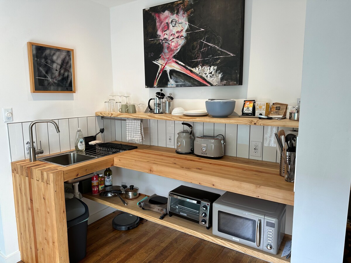 Modern Bungalow, Art Filled Studio