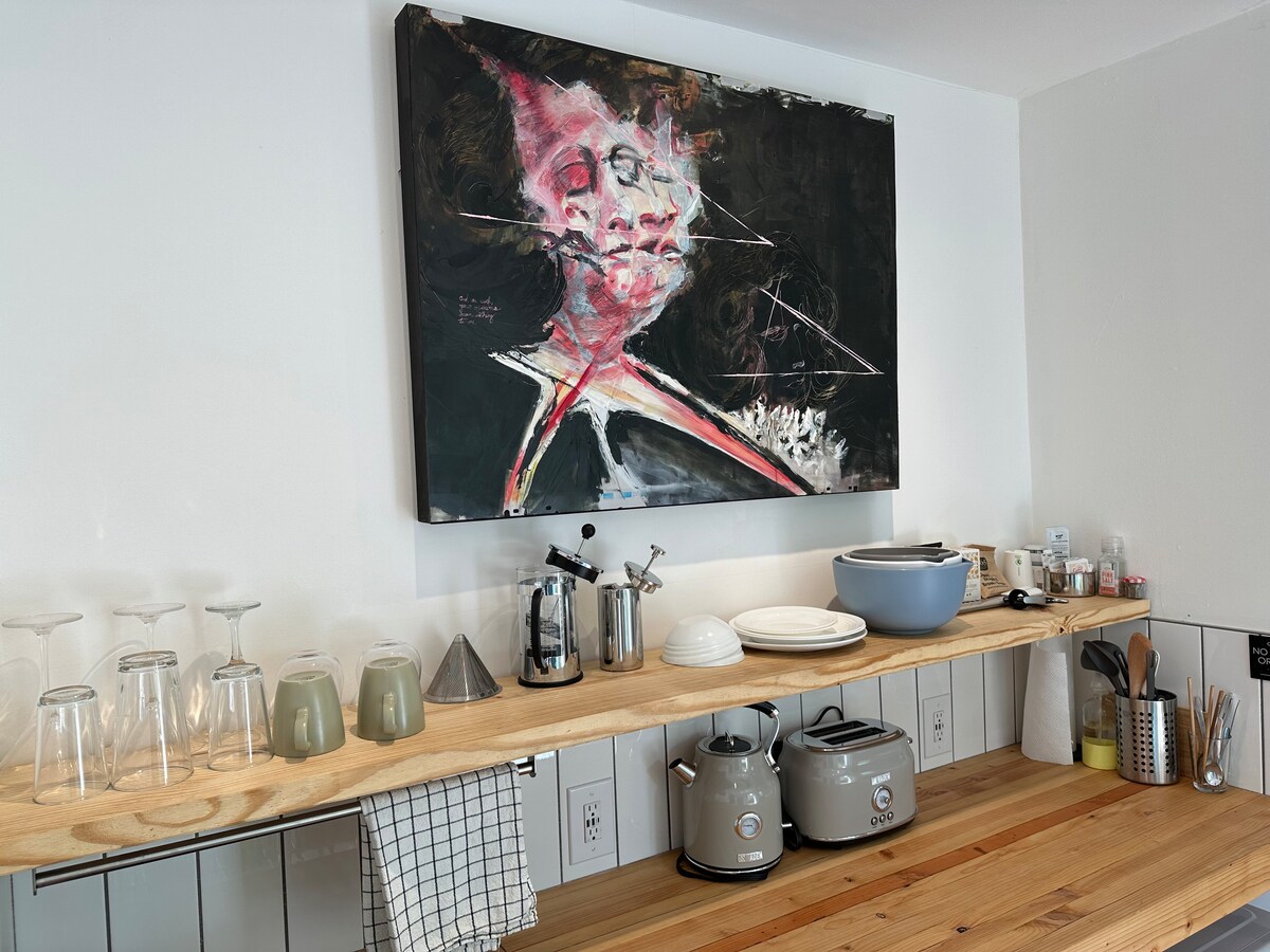 Modern Bungalow, Art Filled Studio