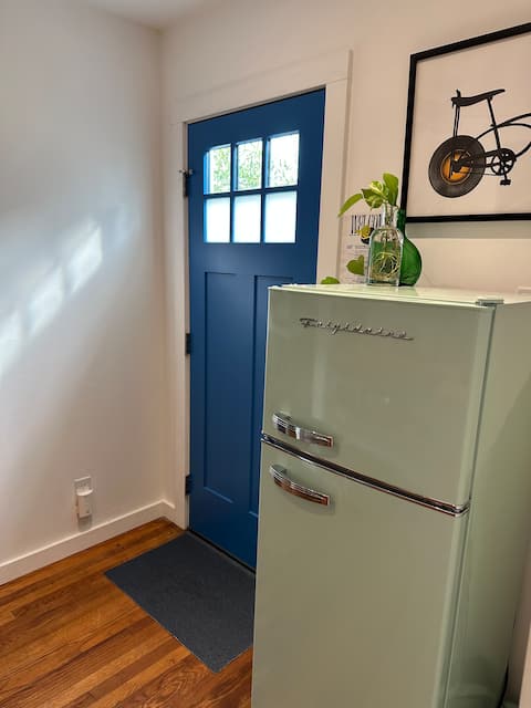 Top Airbnb: Modern Bungalow, Art Filled Studio in Highland