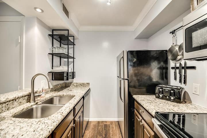 I28 - Apt|patio|10mi To Convention Ctr|sleeps 2 - Irving, TX