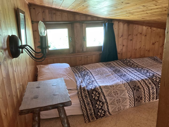 cama individual con ventana pequeña y techo bajo en el altillo.  Se abre al salón por un balcón.  
Cama individual en el altillo con una pequeña ventana.  ¡Techo bajo! Abierto a la sala de estar por un balcón. 