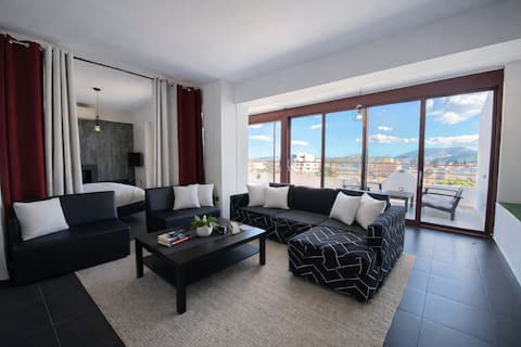 Lux Penthouse for 5 with View • 8min from Airport