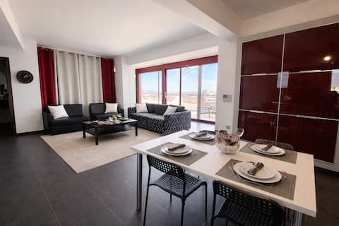 Top Airbnb: Lux Penthouse for 5 with View • 8min from Airport in Δήμος Κρωπίας