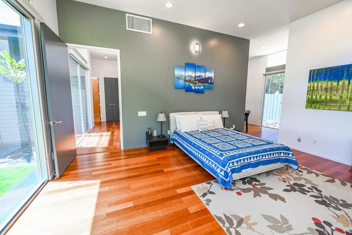 Habitación principal con baño privado, vestidor, tocador y TV con Apple TV y Roku. La habitación también cuenta con un escritorio para trabajar o estudiar, acceso directo al patio trasero y un baño privado.