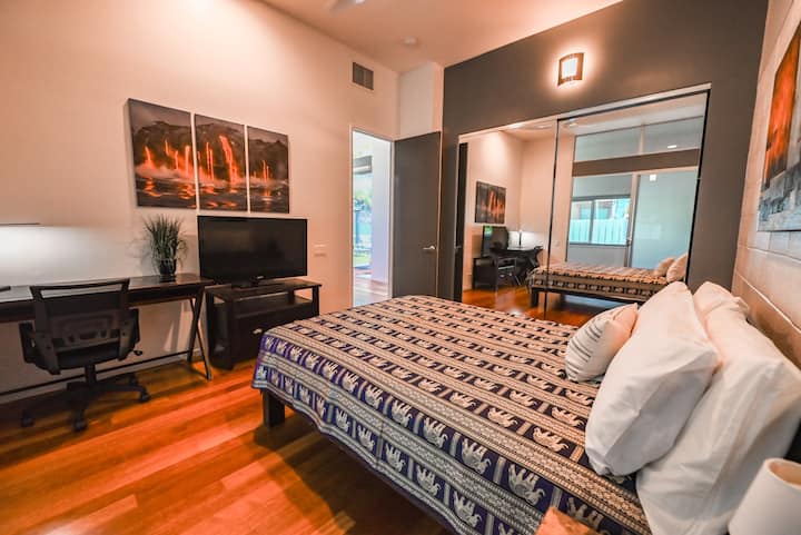 Cama tamaño queen con un clóset completo, TV con Apple TV y Roku, y puertas corredizas para mayor privacidad y acceso al balcón cerrado