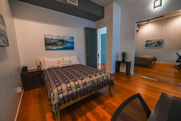 Cama tamaño queen con un clóset completo, TV con Apple TV y Roku, y puertas corredizas para mayor privacidad y acceso al balcón cerrado