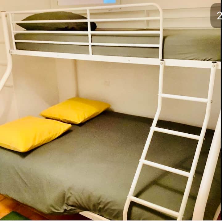 Habitación camarguesa.

Se trata de una habitación dormitorio que puede alojar a 4 personas.

Más adecuada para niños , sin embargo, puede acomodar a adultos.