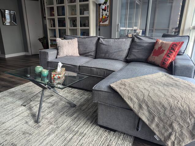 Cozy Toronto condo, great location, 1 free parking gallery image 3