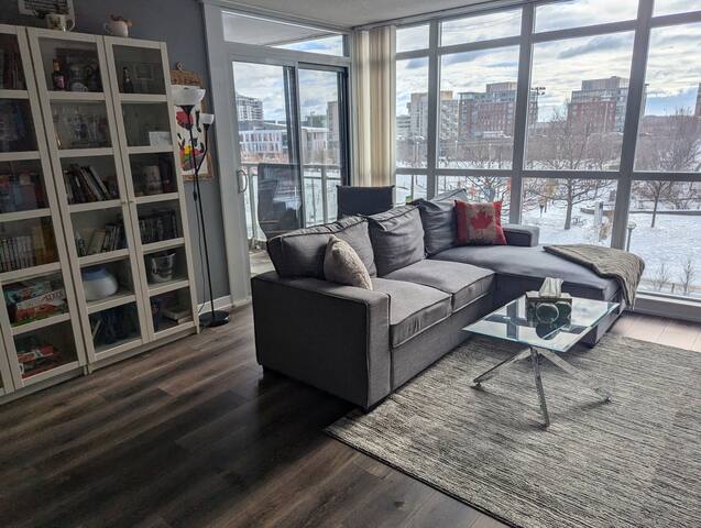 Cozy Toronto condo, great location, 1 free parking gallery image 4