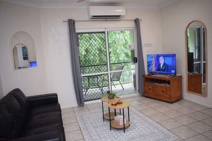 (B5) Lovely Two Bed Apartment - Air Conditioned - Cairns