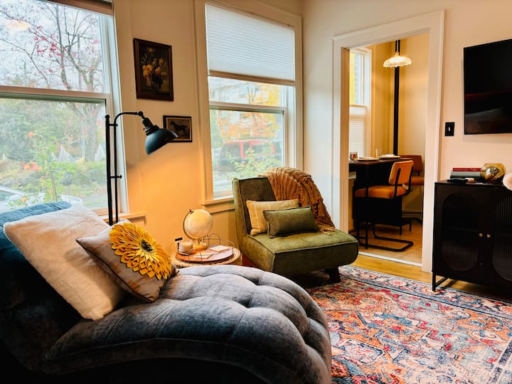 Historic U-dub Studio | Perfect For Extended Stays - Washington