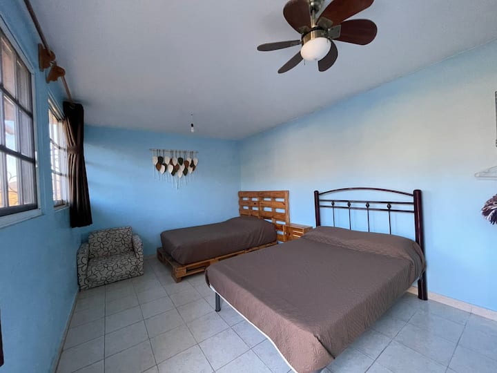 Espaciosa y funcional, diseñada para ofrecer un descanso reparador.

Capacidad Flexible: Esta habitación cuenta con una cama matrimonial, una individual y un sofá cama individual, ideal para maximizar el espacio de convivencia.
