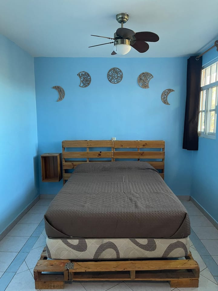 Nuestra habitación más amplia, diseñada para grupos grandes que desean compartir el mismo espacio sin sacrificar comodidad.

Configuración: Esta recámara ofrece versatilidad con 1 cama matrimonial, 2 camas individuales y 1 sofá cama individual.