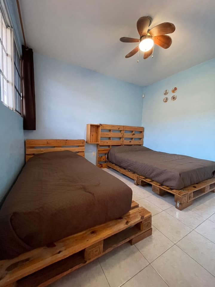 Un espacio versátil y fresco con excelente distribución para grupos o familias.

Descanso Múltiple: Cuenta con una cama matrimonial y una individual, permitiendo una estancia cómoda para varios huéspedes.