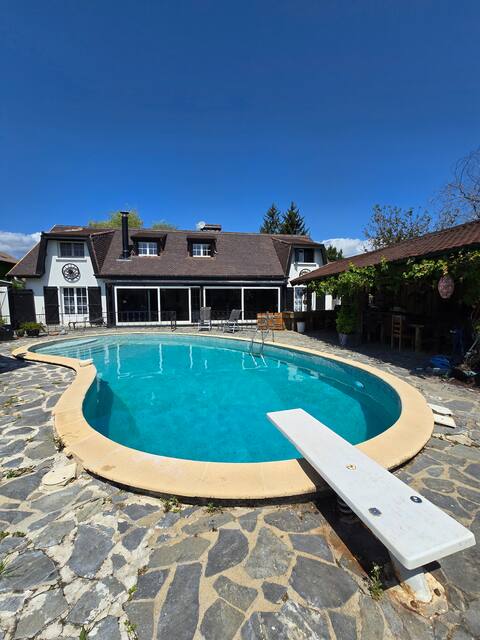 Lovely Family House With Garden And pool