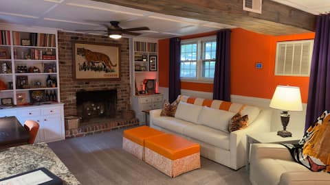 "Orange Paw Inn" walk to Downtown & Campus