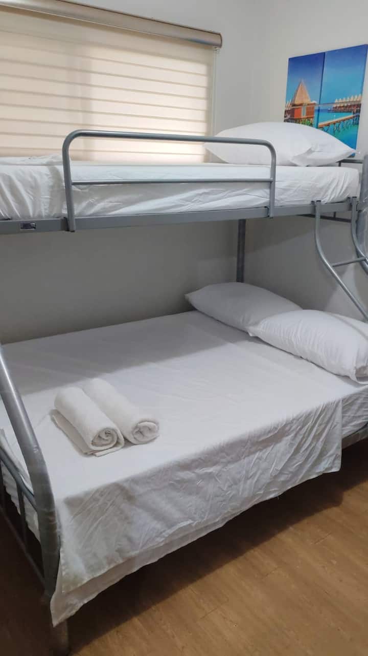 בחדר 1 יש עכשיו מיטת קומתיים עם שולחן מחשב וכיסא - מושלם לעבודה, ללימודים ולשחק.