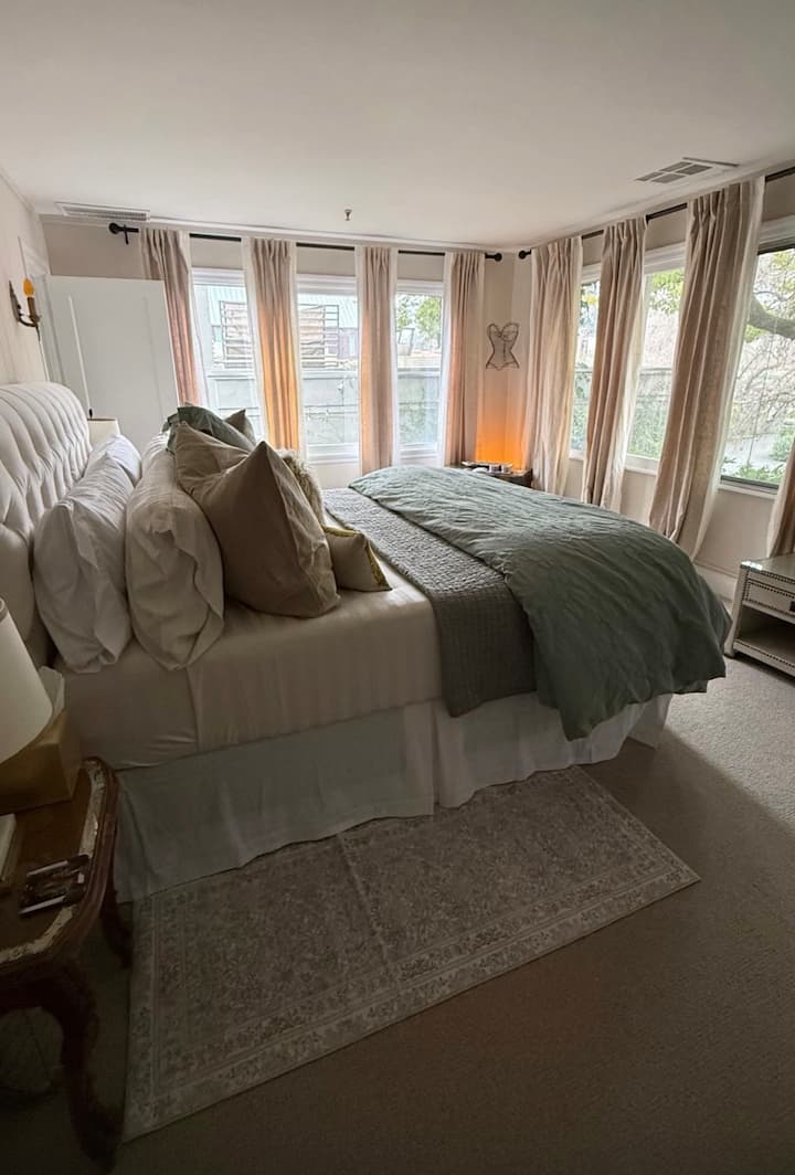 wake up in the magnificent tree top of the Camphora tree - The Camphora room- Ca king bed.