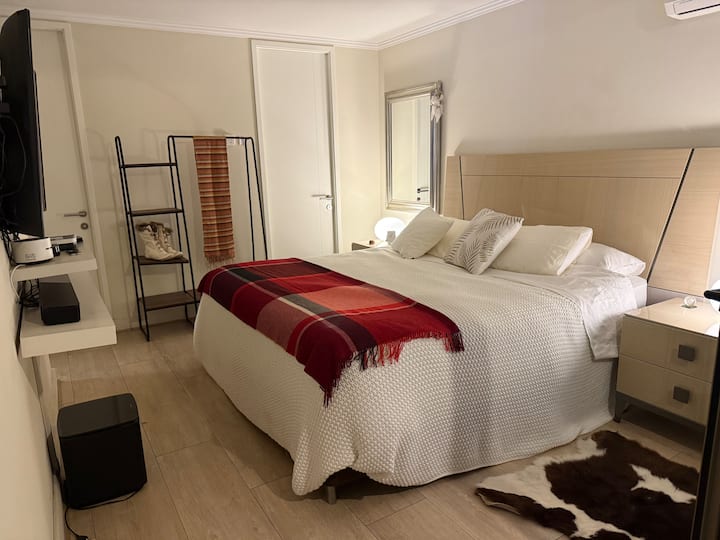 Голямо двойно легло Rossen 
Луксозно италианско обзавеждане 
Росен надолу   100% гъши гърди надолу  

Суперголямо легло Rossen
Италиански висок клас мебели
Росен надолу 100% гъши пера 

Климатик, отопление и централно отопление 