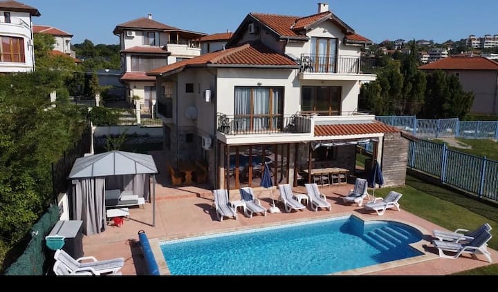 Villa, 5 beds,  private pool, gardens & parking.